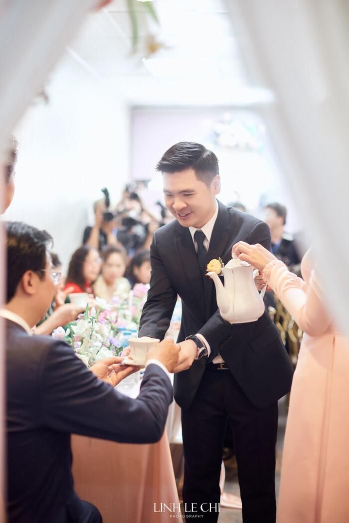 Ông xã Đỗ Mỹ Linh xuất hiện với visual chuẩn soái ca trong lễ đón dâu-7