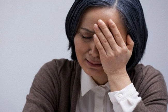 Chồng chặn tình đầu của mẹ chồng trước cửa nhà, tôi lại làm như này-1