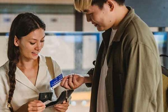 Tháng lương đầu tiên của chồng, tôi chia nửa cho bố mẹ chồng