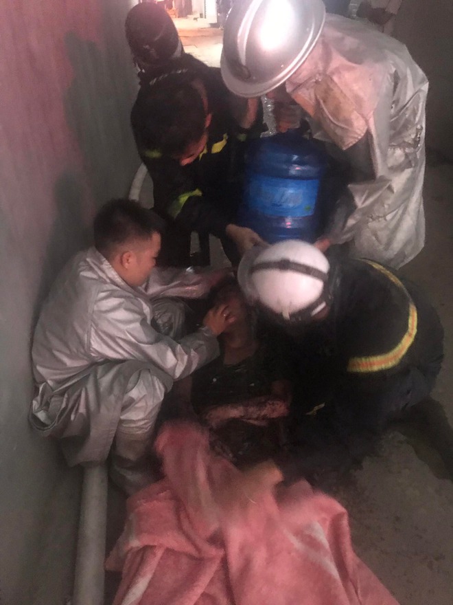 Hà Nội: Cháy nhà trọ ở Cầu Giấy, cảnh sát kịp thời giải cứu 11 người-3
