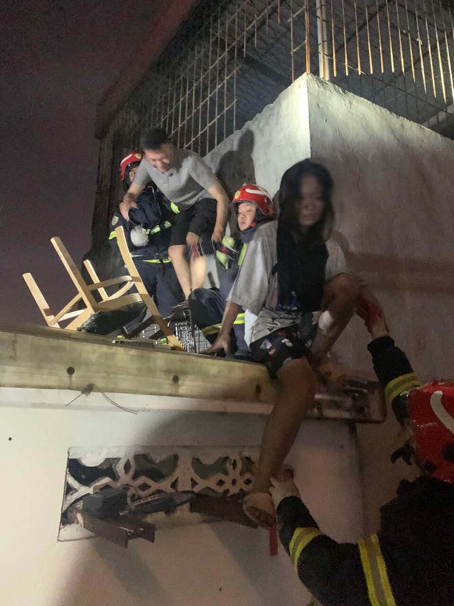Hà Nội: Cháy nhà trọ ở Cầu Giấy, cảnh sát kịp thời giải cứu 11 người-4
