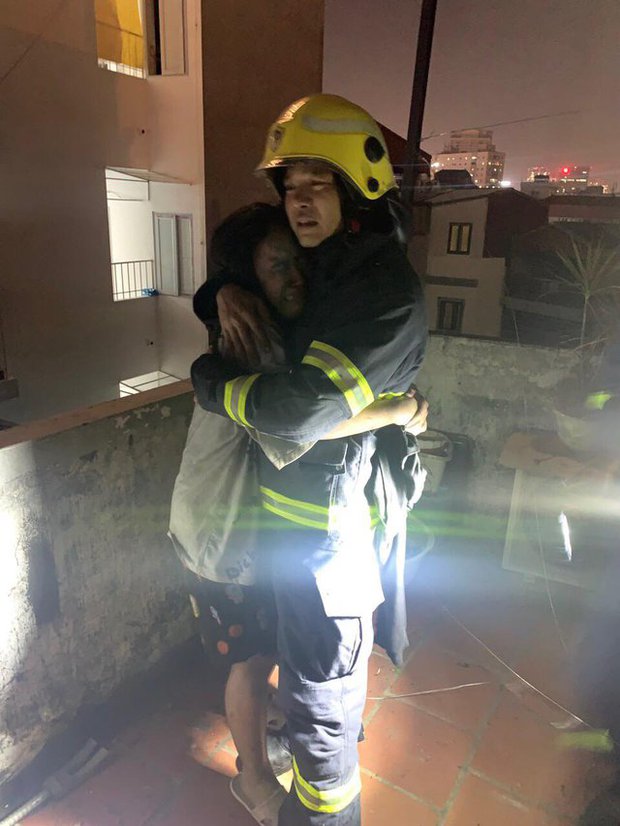 Người lính cứu hỏa chia sẻ khoảnh khắc nữ nạn nhân ôm chặt khóc nức nở-1