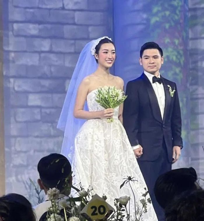 Đỗ Mỹ Linh và bố mẹ chồng nhảy cực sung tại đám cưới, fan bất ngờ với Bầu Hiển trẻ trung-1
