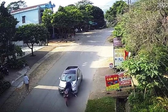 Không làm chủ tốc độ, ô tô hất tung người lái xe máy lên kính chắn gió