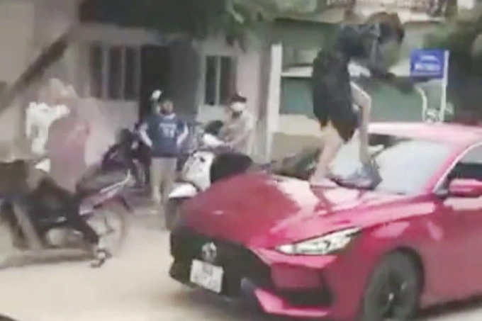 Vụ người phụ nữ đạp vỡ kính ô tô nghi đánh ghen: Có thể đối diện 3 tội danh-1