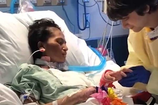 Câu chuyện đẫm nước mắt đằng sau màn cầu hôn trong phòng chăm sóc đặc biệt