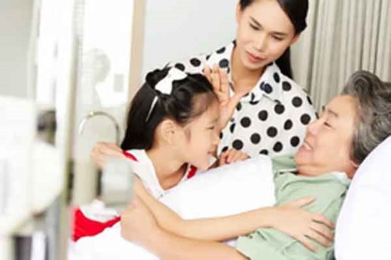 Lúc nhà nội chia tiền bán đất, chúng tôi đã tặng hết tài sản cho mẹ kế