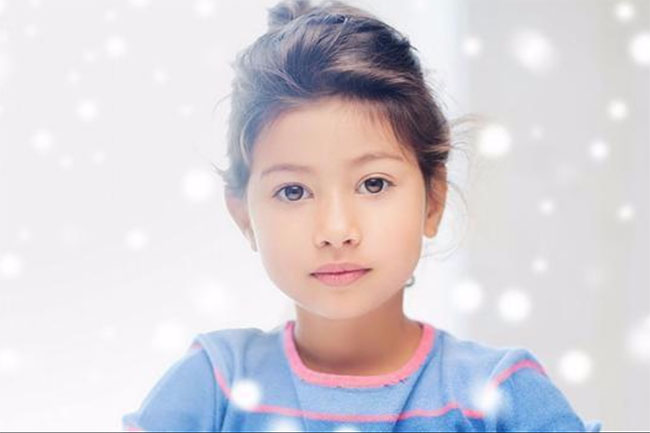 Cô bé 13 tuổi xé ảnh mẹ ngay tại chỗ, tất cả mọi người đã khóc!-1