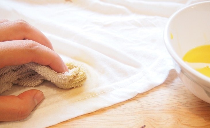 Quần áo dính nước chè, cà phê giặt xà phòng không sạch: Làm theo cách này vết bẩn hết ngay-1