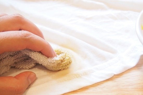 Quần áo dính nước chè, cà phê giặt xà phòng không sạch: Làm theo cách này vết bẩn hết ngay