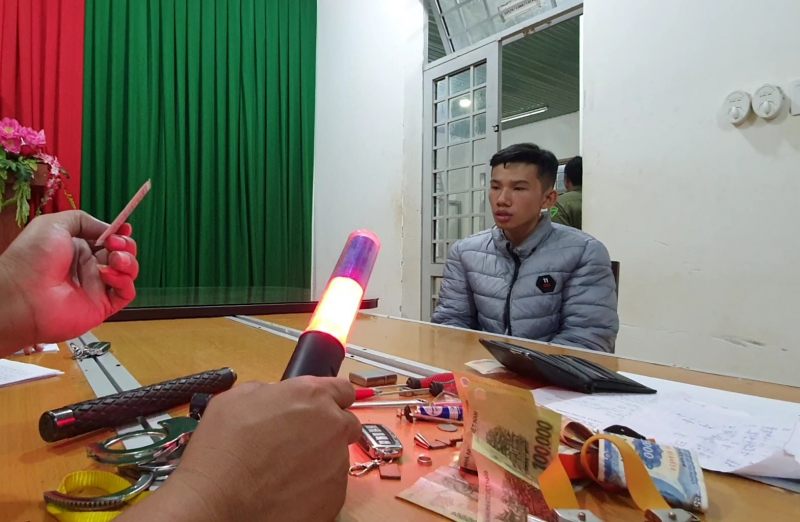 Giả danh Công an dừng xe cưỡng đoạt tiền học sinh-1