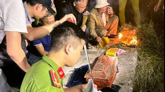 Bắt khẩn cấp kẻ đào mộ, lấy trộm hài cốt đòi chuộc 300 triệu đồng-2