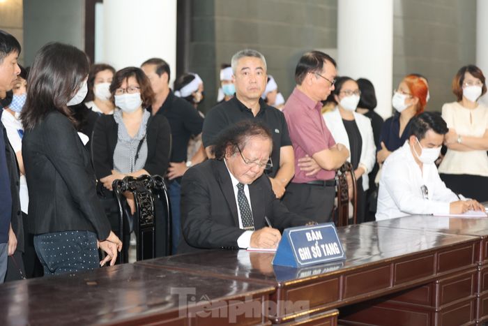 Nghệ sĩ Lan Hương, Trung Anh tiễn đưa NSƯT Hà Văn Trọng-5