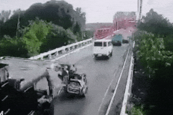 Khoảnh khắc người đàn ông bất ngờ nhận được quà từ trên trời rơi xuống-1