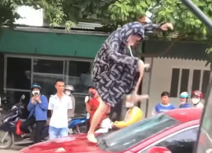 Người phụ nữ tung cước đạp vỡ kính ôtô, cắn đứt tai cô gái nói gì về nguyên nhân?-1