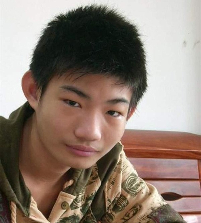 Cái kết buồn của cậu bé 8 tuổi vẫn được cha mẹ cho vào giỏ tre và khiêng đi vì sợ con ngã, 23 tuổi không biết tự nấu ăn-1