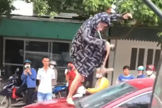 Người phụ nữ 'tung cước' đạp vỡ kính ôtô, cắn đứt tai cô gái nói gì về nguyên nhân?