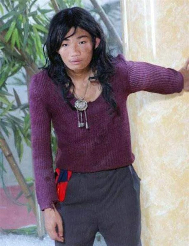 Cái kết buồn của cậu bé 8 tuổi vẫn được cha mẹ cho vào giỏ tre và khiêng đi vì sợ con ngã, 23 tuổi không biết tự nấu ăn-2