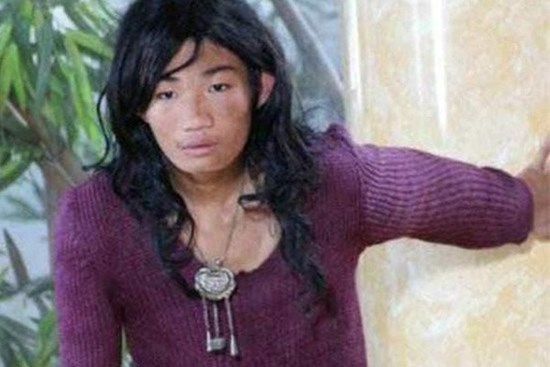 Cái kết buồn của cậu bé 8 tuổi vẫn được cha mẹ cho vào giỏ tre và khiêng đi vì sợ con ngã, 23 tuổi không biết tự nấu ăn