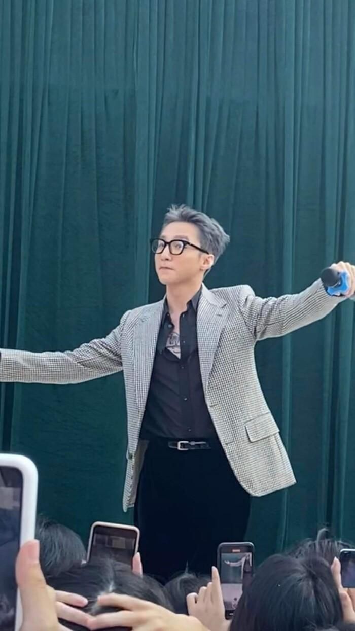 Sơn Tùng M-TP trở về thăm trường cấp 3 cũ, hội học trò đồng loạt làm hành động cực đáng yêu này-2