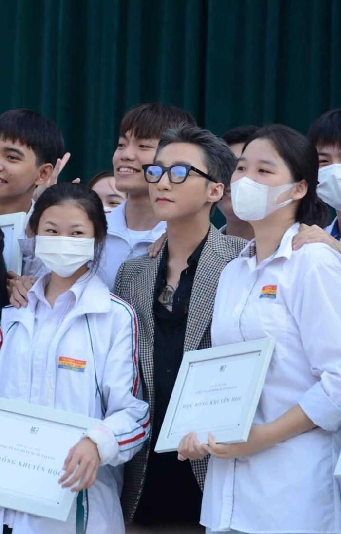 Sơn Tùng M-TP trở về thăm trường cấp 3 cũ, hội học trò đồng loạt làm hành động cực đáng yêu này-3