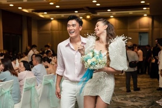 Xây nhà cho bố mẹ ở quê 'to nhất xã', vậy không gian sống của Bùi Tiến Dũng và vợ Tây tại Tp. HCM thế nào?