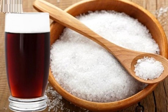 Hòa nắm muối với lon nước ngọt uống thừa: Tác dụng nhanh, giúp tiết kiệm cả tiền triệu mỗi tháng