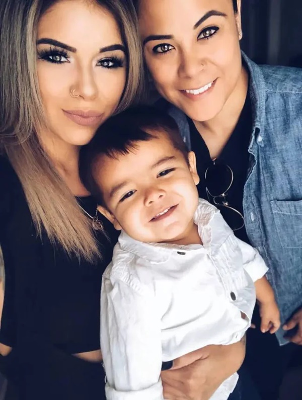 Cô gái cắt bỏ 2 bên ngực ở tuổi 28 dù không bị ung thư, biết lý do ai cũng thấy thương và cảm phục-2