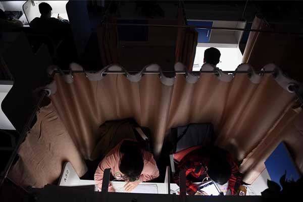 Giới trẻ Trung Quốc thuê những căn phòng chỉ nhỏ như tủ đựng giày để làm gì?-1