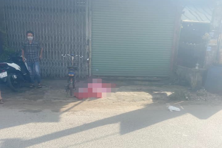 Người đàn ông lên cơn co giật, tử vong trên vỉa hè ở TP.HCM-1