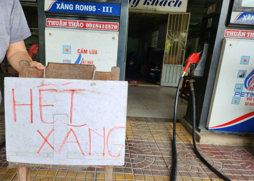 Chủ cây xăng ở miền Tây phải đi mua xăng lẻ về dùng-1