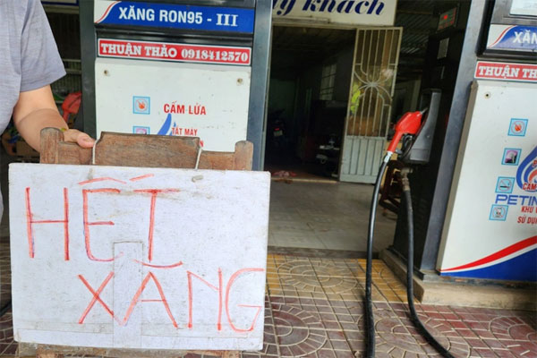 Cây xăng không cho tàu du lịch mua xăng bằng can-3