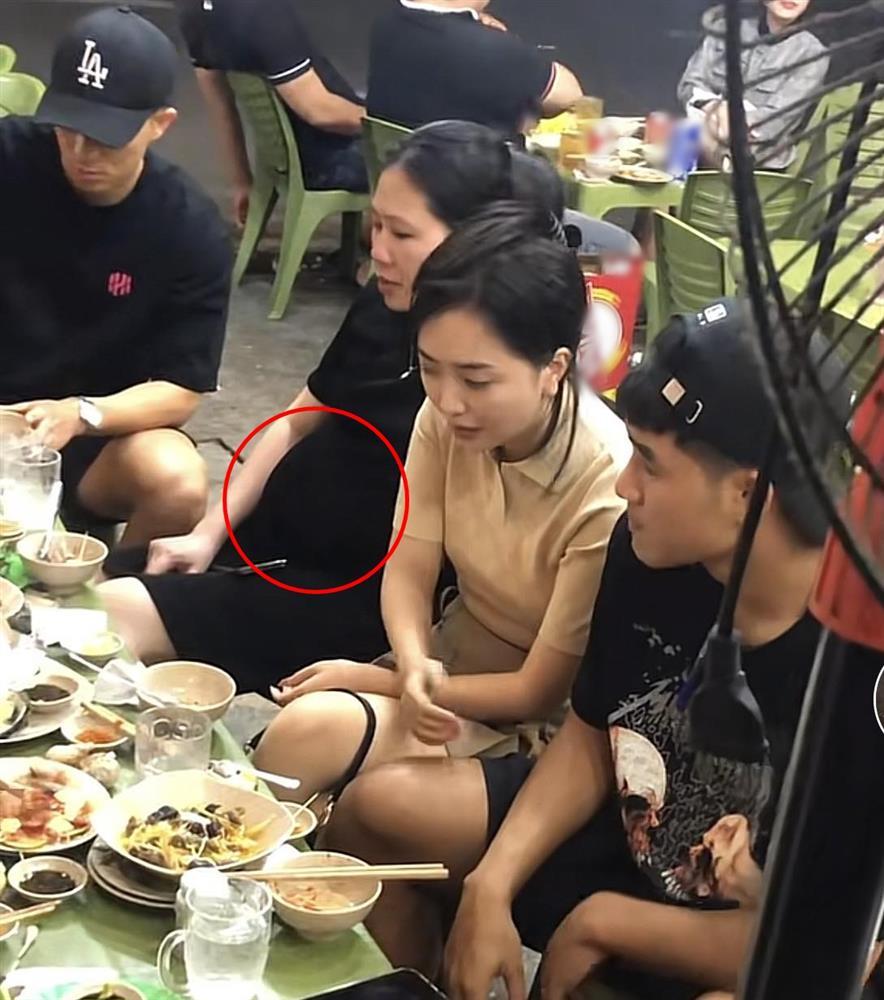 Bồ hơn tuổi bầu sắp đẻ sau 4 tháng làm đám hỏi với Đình Trọng-1