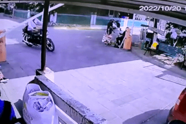 Người đàn ông bị hạ gục khi bám đuôi ô tô vượt qua barie tự động