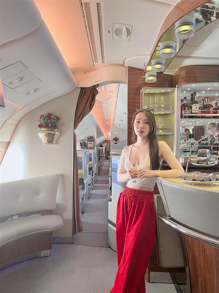 Quỳnh Nga hết hở bạo, chuyển style kín như bưng khi vi vu nước Nga-1