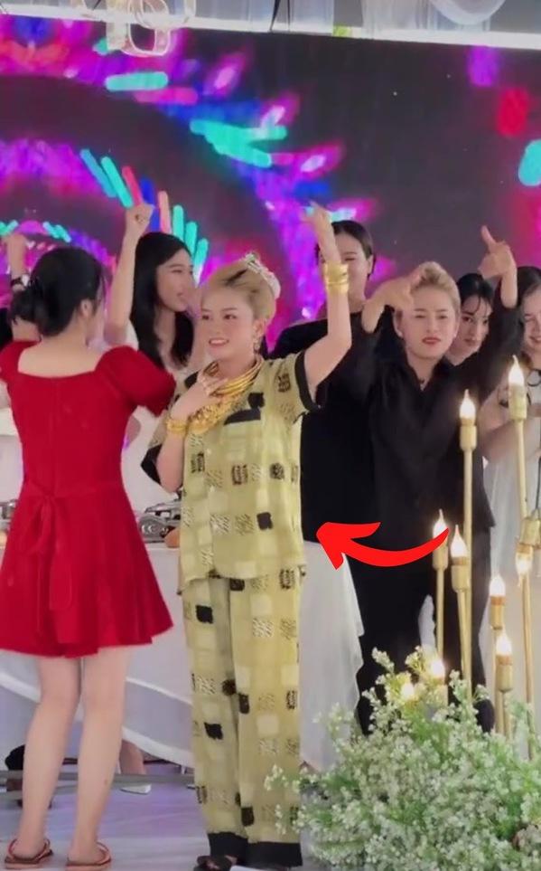 Danh tính Tiktoker miền Tây vàng đeo kín cổ gây bão MXH-3