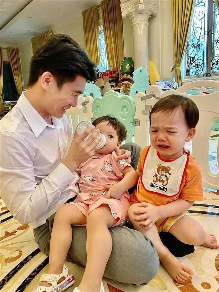 Làm bố đơn thân, anh chồng Đỗ Mỹ Linh tự tay chăm con, dạy dỗ cặp sinh đôi khéo léo-1