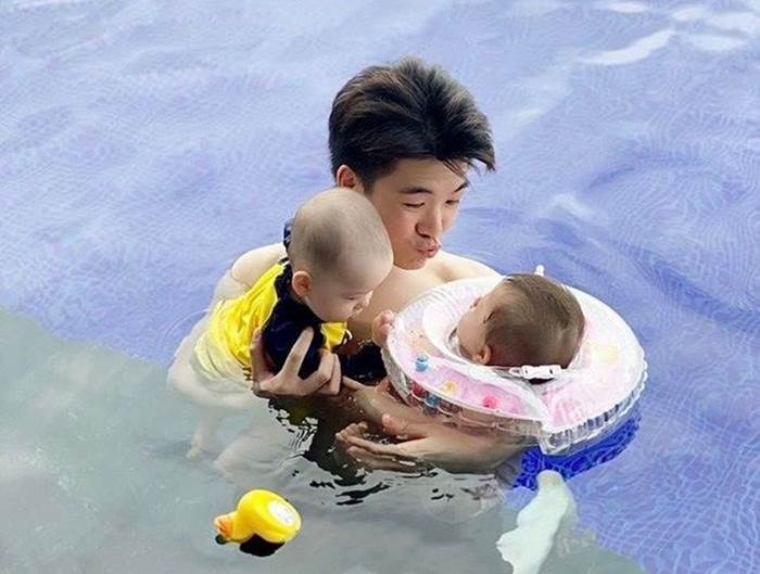 Làm bố đơn thân, anh chồng Đỗ Mỹ Linh tự tay chăm con, dạy dỗ cặp sinh đôi khéo léo-2