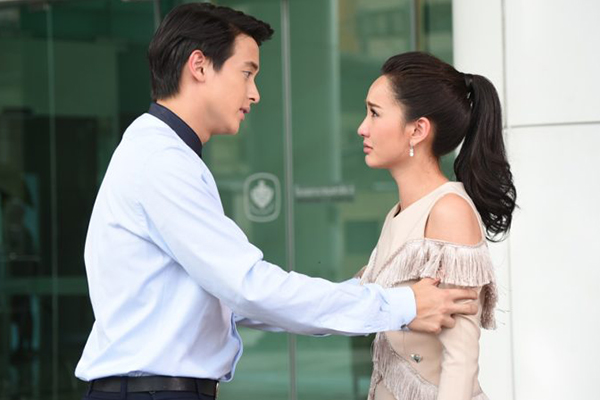 Biết tin đồng nghiệp được thăng chức, chồng bức xúc trách móc cả vợ-1