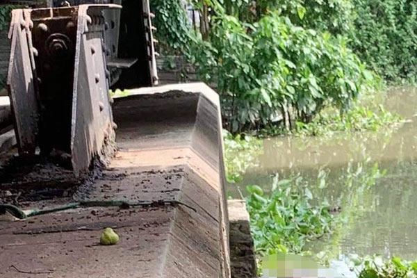 Thi thể cô gái nổi trên sông Sài Gòn-1