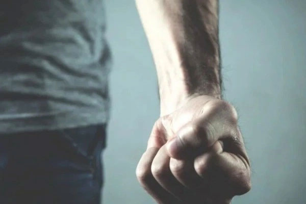 Xé váy vợ trước mặt người khác, người đàn ông Singapore bị bỏ tù-1