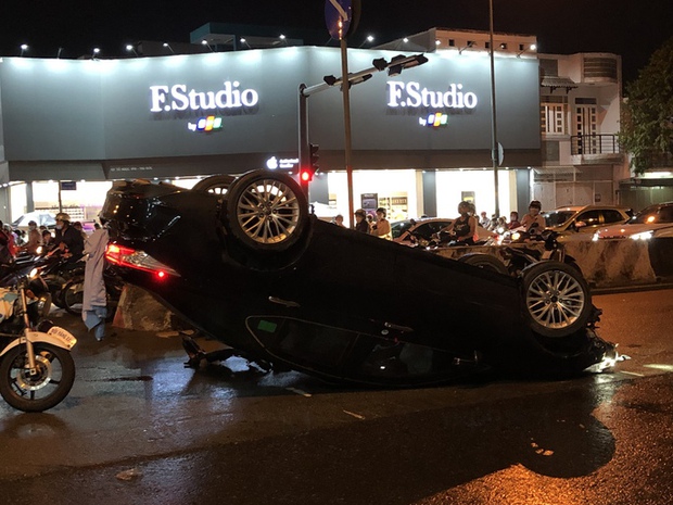 TP HCM: Xe sang lật ngửa giữa giao lộ Phạm Văn Đồng - Tô Ngọc Vân-1