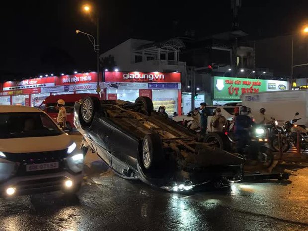 TP HCM: Xe sang lật ngửa giữa giao lộ Phạm Văn Đồng - Tô Ngọc Vân-3