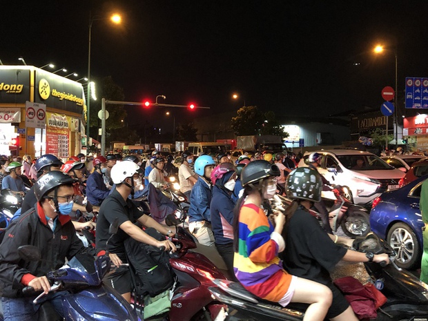 TP HCM: Xe sang lật ngửa giữa giao lộ Phạm Văn Đồng - Tô Ngọc Vân-4