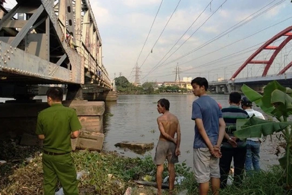 Chém bố và người thân của bạn gái nhập viện trong ngày ra mắt-1