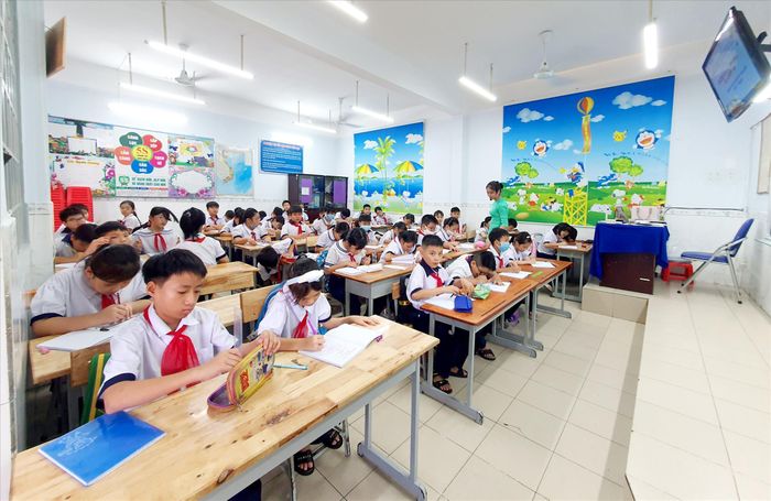 Lùi giờ đi học của học sinh: Sao không tham khảo ý kiến nhà khoa học-1