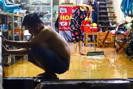 Người dân TP.HCM nâng nhà 2 m vẫn chịu cảnh ngập nước khi triều cường