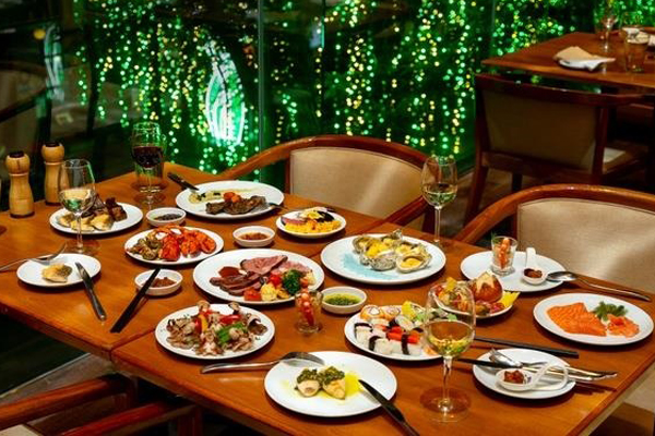 Đồ hóa trang ghê rợn treo khắp vỉa hè phố cổ Hà Nội trước Halloween-15