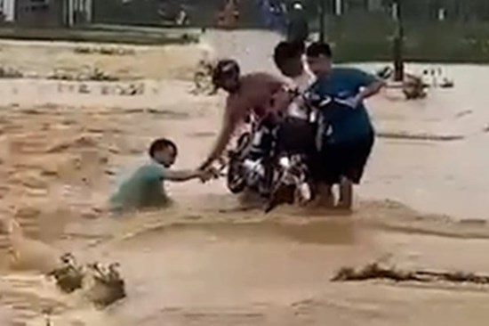 Cứu người đàn ông bị lũ cuốn ở Đà Nẵng