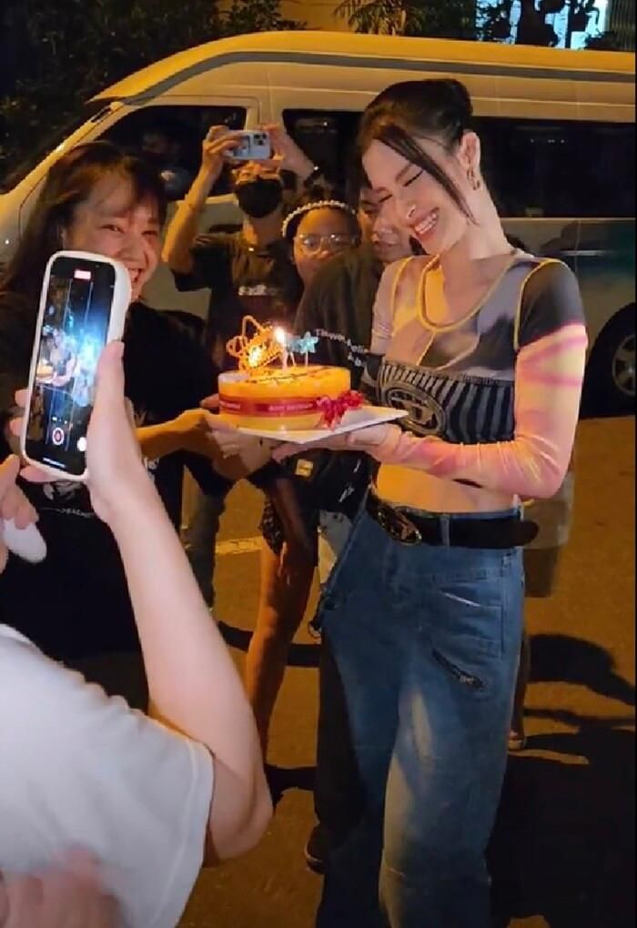 Đông Nhi tái xuất sau ồn ào chị em guột, được fan tổ chức sinh muộn cực chu đáo-2